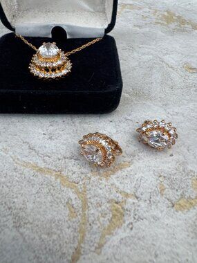 Vintage Pear Shaped Jewelry Set Clip On Earrings and Necklace Gift